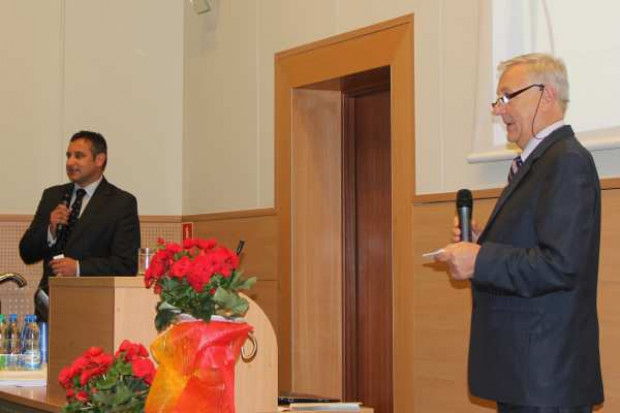 Podczas 17. konferencji w Puławach dot. chorób świń (z prawej) prof. Zygmunt Pejsak i dr Krzysztof Niemczuk, dyrektor PIWet-PIB w Puławach.fot. farmer.pl Kryzysowa Pejsakówka