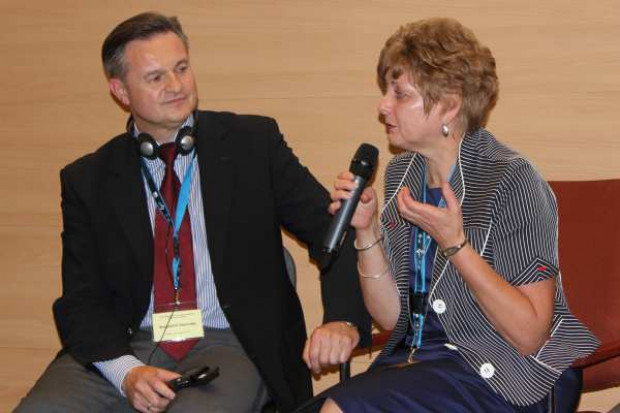 prof. Iwona Markowska-Daniel, PIW-PIB w Puławach oraz dr Krzyszto Janeczko podczas dyskusji na konferencji w Puławach. Wirus grypy świń: Jak poprowadzić skuteczną profilaktykę