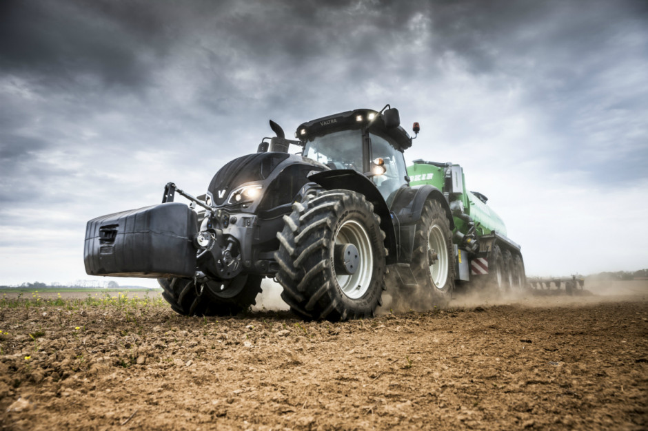 <br /><b>Valtra S374, cena: do 800 000 zł </b>
Valtra S 374 to flagowy model serii S fińskiego producenta. Rozstaw osi ciągnika wynosi 3105 mm czyli jest dynie o 17 mm krótszy od flagowej limuzyny niemieckiego Audi A8L. Ciągnik jest jednocześnie o 50 KM mocniejszy od najmocniejszej, standardowej dieslowskiej jednostki napędowej zasilającej Audi, generuje bowiem aż 400 KM mocy maksymalnej. W ciągniku zamontowany jest tylny oraz przedni trójpunktowy układ zawieszenia. Ten pierwszy cechuje się udźwigiem 12 ton, czyli sprawnie podniesie dwa dorosłe słonie afrykańskie. Przedni TUZ z kolei bez problemu poradzi sobie z podniesieniem 5 ton. 
Valtra słynie przede wszystkim z ogromnych możliwości konfiguracyjnych. Przy fińskiej fabryce działa bowiem studio Unlimited, nawiązujące swoją działalnością do studia AMG działającego przy fabryce Mercedesa. Nie ma zatem żadnego problemu z doposażeniem ciągnika w ksenonowe czy ledowe oświetlenie, układ automatycznej klimatyzacji, skórzany fotel czy skórzaną tapicerkę. Poza tym nie mamy żadnych ograniczeń przy malowaniu nadwozia czy felg maszyny. fot. Valtra
