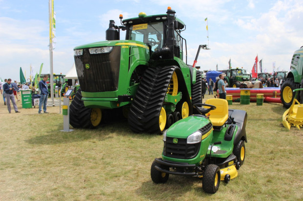 Gąsienicowy John Deere 9RX i kosiarka John Deere X155R; Fot. Karol Hołownia John Deere 9X – potężny ciągnik zaprezentowany na Opolagrze