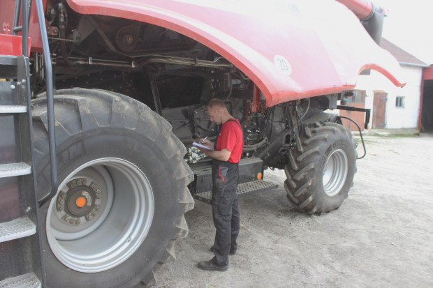 Serwis Case IH weryfikuje w kombajnie kilkadziesiąt punktów, fot. K.Hołownia Case IH przygotowuje swoje kombajny do żniw