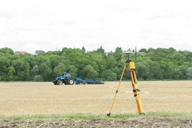 Stacja bazowa RTK pozwala osiągnąć najwyższe dokładności pracy maszyn, fot. New Holland CNH – finansowanie fabryczne także urządzeń dla rolnictwa precyzyjnego
