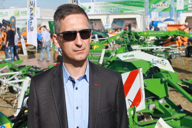 O przetrząsaczu P10-1200 mówi Andrzej Panasiuk, dyr. ds. rozwoju SaMasz SaMasz wprowadza 12-metrowy przetrząsacz P10-1200