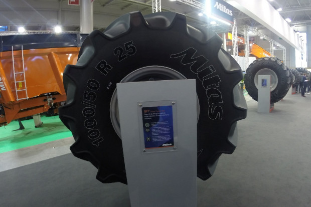 Mitas 1000/50 R 25 SFT podczas targów SIMA 2017; Fot. K. Hołownia Opona dla największych od Mitasa na SIMA 2017