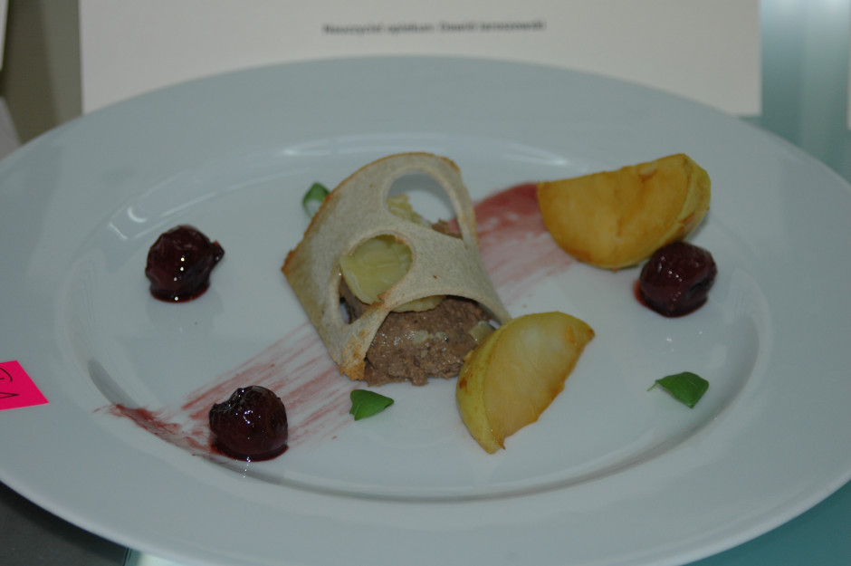Pâté z flambirowanej wątróbki z rozmarynowym masłem - przystawka przygotowana przez zwycięską drużynę z ZSCKU w Gronowie (fot. A. Kamińska