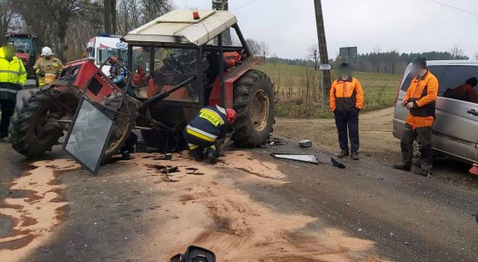 Zderzenie Samochodu Z Ci Gnikiem Rolniczym