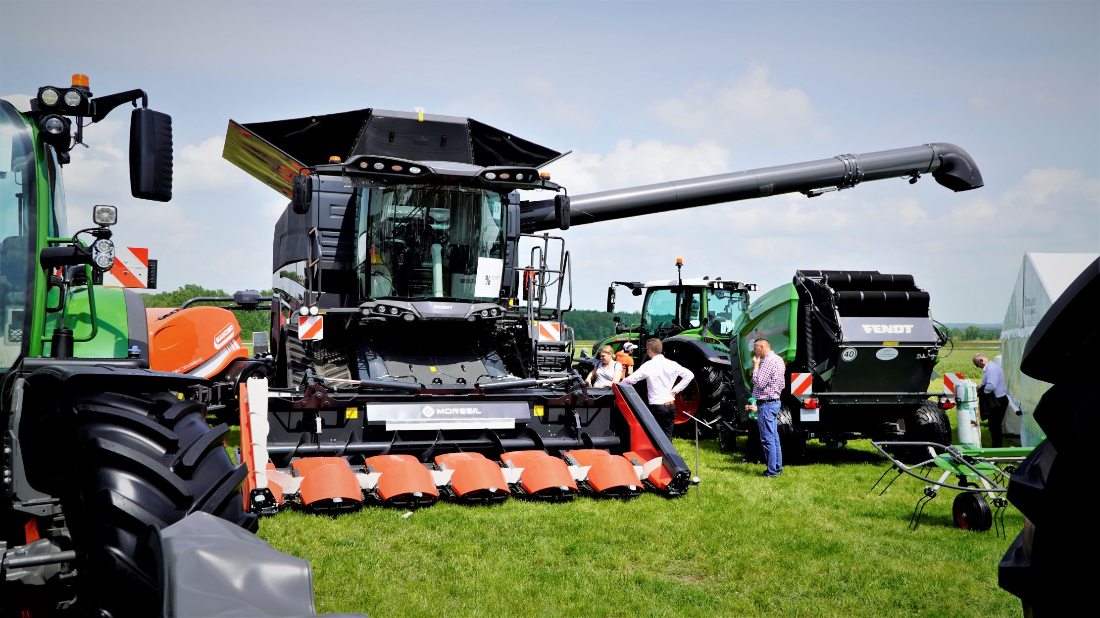 Maszyny Zielonkowe Fendta Na Zielonym Agro Show