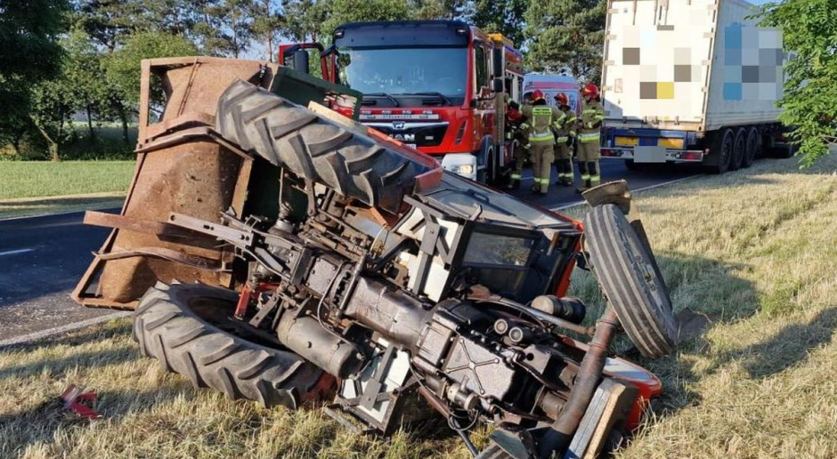 Zderzenie ciężarówki z ciągnikiem rolniczym Traktorzysta w szpitalu