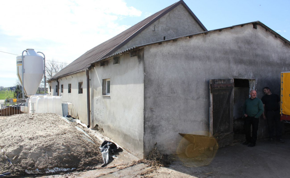 Stara obora, która będzie wykorzystana na cielętnik galeria