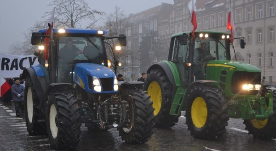 Rolnicy zawiesili protest, ciągniki nadal przed ANR