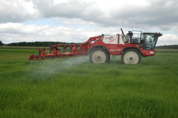 fot. K. Hołownia Mieszanie agrochemikaliów tuż przed zabiegiem