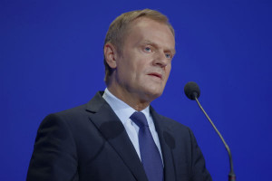 Tusk: Rosja udaje, że embargo na polskie owoce to nie sankcje