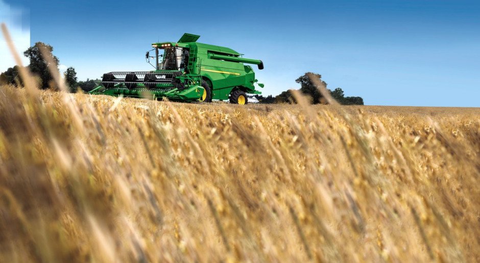 W330 – najmniejszy kombajn w rodzinie John Deere