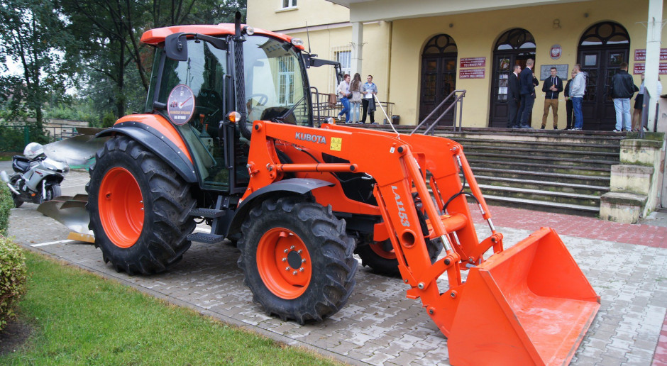 Ciągnik Kubota M7040 na nowy rok szkolny – niezwykła niespodzianka od japońskiego producenta