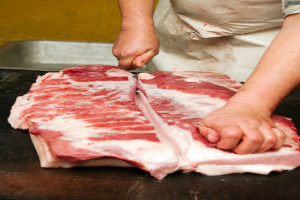 SG: tona mięsa niewiadomego pochodzenia zabezpieczona w Wólce Kosowskiej