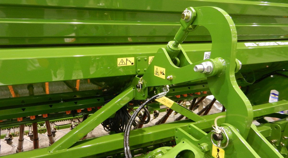 Hydrauliczny łącznik górny w agregatach Amazone z siewnikiem AD