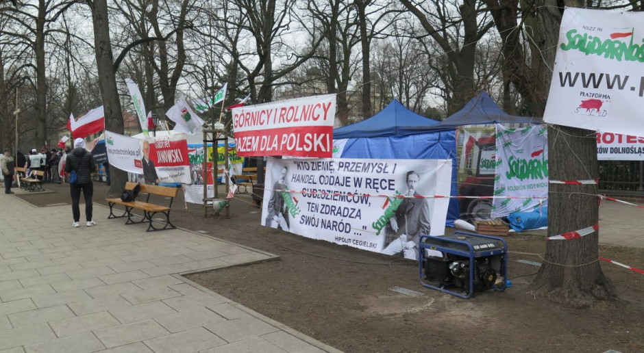 Zielone miasteczko pod KPRM; fot. marz. Solidarność RI zapłaci za protest?