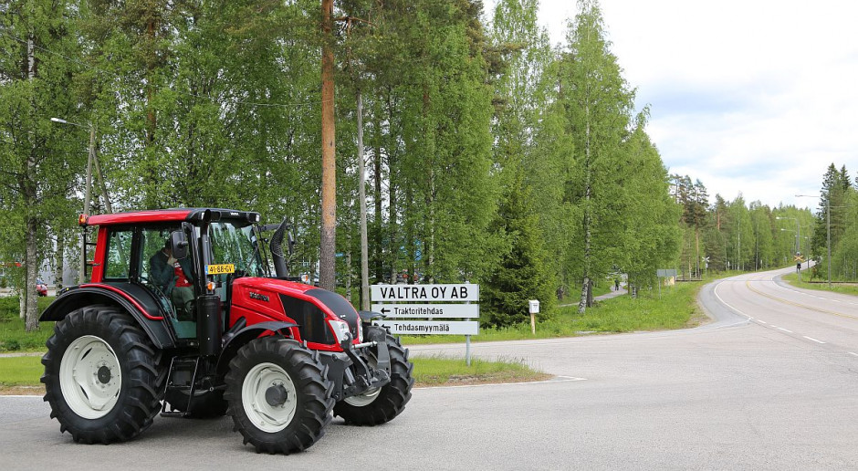 Holenderski rolnik przyjechał do gospodarstwa swoją nową Valtrą N103.4 z fabryki w Suolahti do Holandii, fot. Valtra W 12 dni nową Valtrą z Finlandii do Holandii