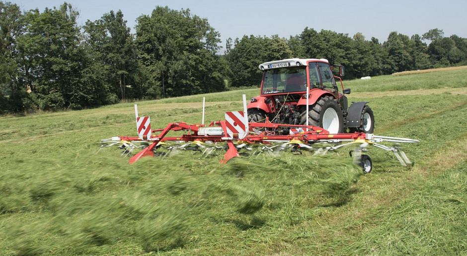 Pöttinger HIT 6.80T oferuje rozwiązania znane z większych maszyn, m.in. karuzele w technologi Dynatech, czy system podnoszenia ramion na uwrociach Hydrolift, fot. Pöttinger HIT 6.80 T – nowy przetrząsacz od Pöttingera