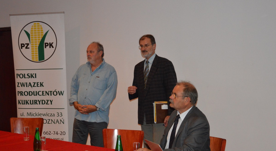 Od lewej: Jean-Paul Renoux (AGPM - Francuskie Stowarzyszenie Producentów Kukurydzy), tłumacz, prof. Tadeusz Michalski (PZPK). Fot. K. Szulc Kukurydza – kierunki produkcji