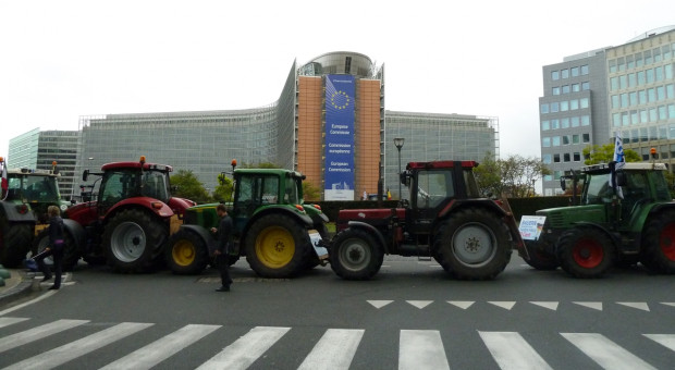 Ciągniki zablokowały dzielnicę UE w Brukseli (zdjęcia)