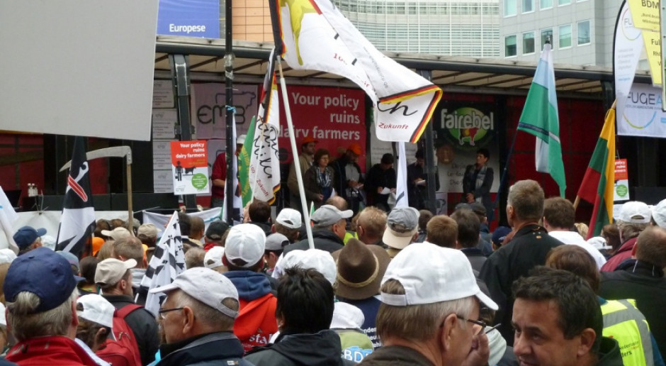 Rolnicy blokowali główne instytucje europejskie ciągnikami. fot. European Milk Board Policja użyła gazu łzawiącego podczas protestu rolników