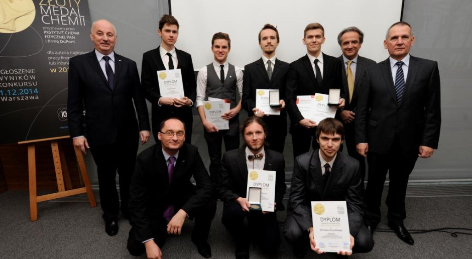 Laureaci i organizatorzy konkursu Złoty Medal Chemii 2014, fot. DuPont Zgłoś się do konkursu Złoty Medal Chemii