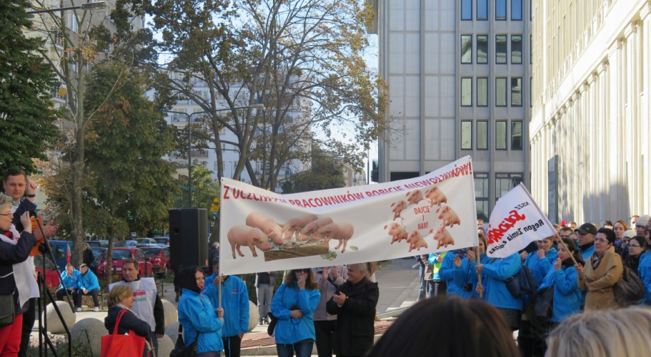 Podczas pikiety pod MRiRW; fot. MP Pracownicy ARiMR protestowali w Warszawie