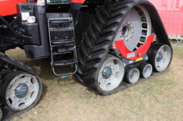 Gąsienice założone w miejsce kół w ciągniku Steyr 6230 CVT. Fot. KH Gąsienice zamiast kół