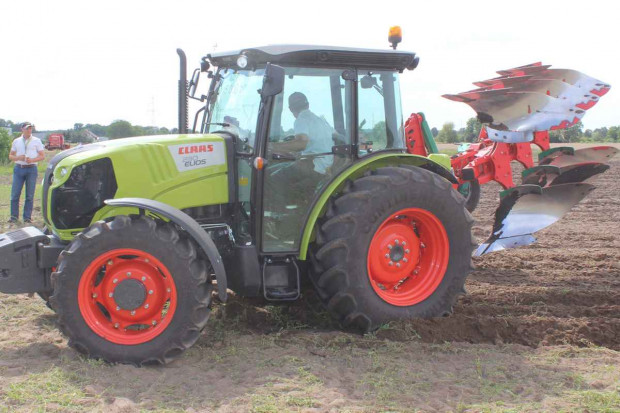 Claas Elios 230 z pługiem Agro-Masz. Fot. KH Claas rozwija centrum maszyn używanych