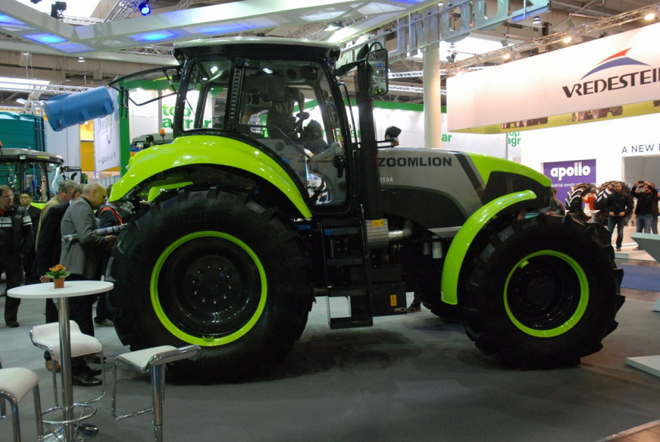 Na wystawie Agritechnica 2015 Chińczycy pokazali m.in. przeznaczony specjalnie na rynek europejski i oparty na europejskich podzespołach ciągnik Zoomlion ZL2104 o mocy 210 KM, fot. GS