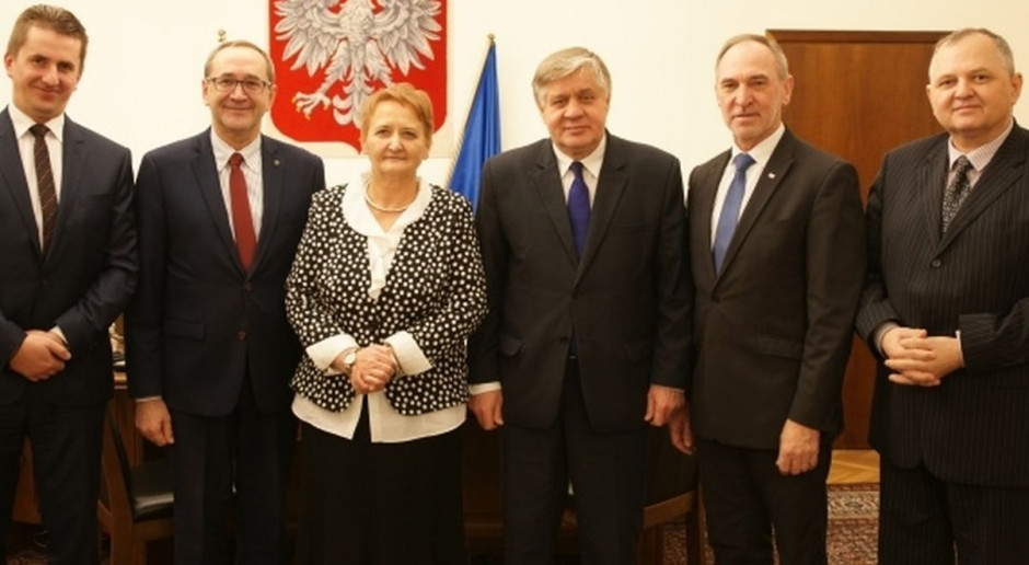 Obecnie w skład resortu rolnictwa wchodzi: dwóch sekretarzy stanu - Zbigniew Babalski i Jacek Bogucki oraz trzech podsekretarzy stanu - Ewa Lech, Rafał Romanowski i Ryszard Zarudzki. Fot. minrol.gov.pl Kolejny wiceminister rolnictwa, resort w pełnym składzie