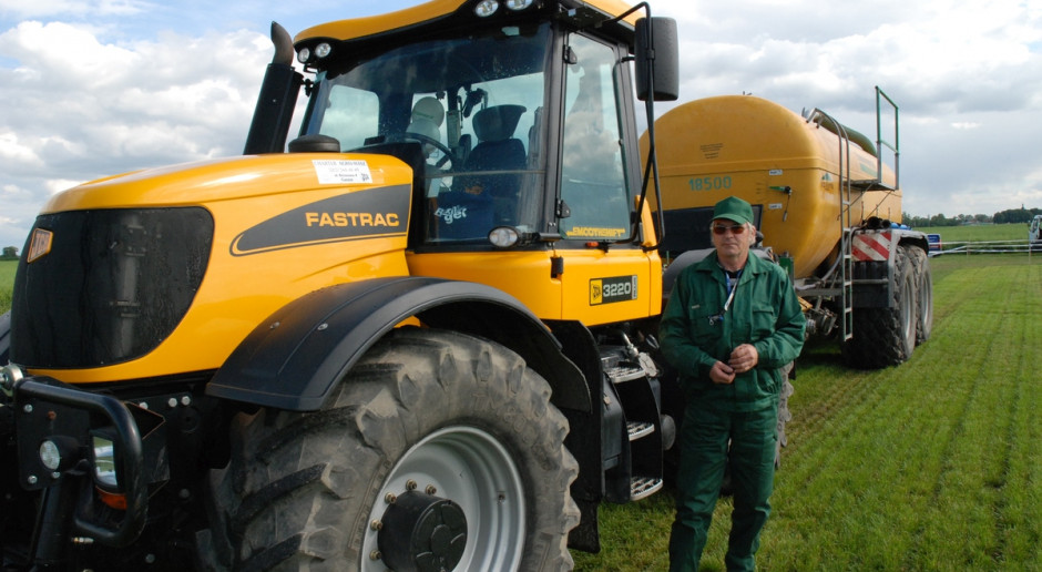 Ciągniki JCB są przystosowane do jazdy z prędkością nawet 70 km/h, fot. kh Ciągnikiem tylko 30 km/h – uwaga na radar