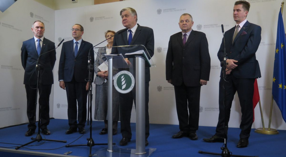 "Chcemy, żeby obszary wiejskie były miejscem do godnego zamieszkania, do pracy i do wypoczynku". Fot. MK Jurgiel: Główne zadania to wyrównanie konkurencji i stabilizacja na rynkach rolnych