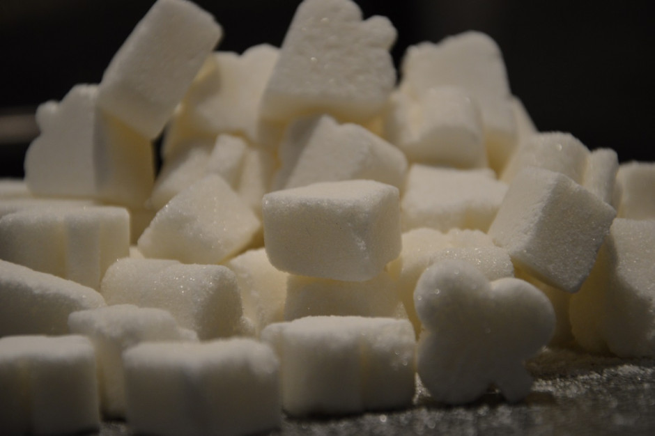 Według PK w sezonie 2016/17 niedobór cukru na rynku światowym zwiększy się w relacji rocznej o 47 proc. i ma być drugim z rzędu, w którym wystąpi deficyt na globalnym rynku cukru. 