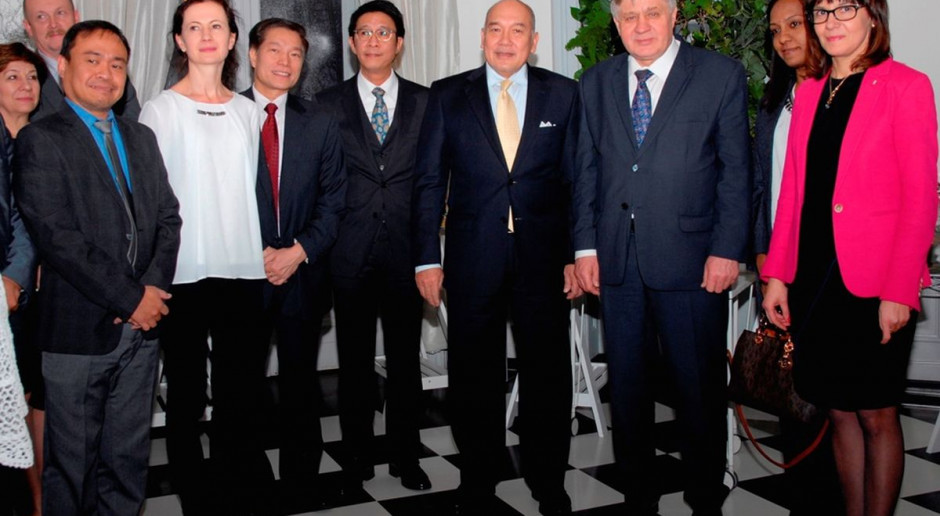 Minister Krzysztof Jurgiel oraz Agnieszka Maliszewska z ambasadorami krajów ASEAN Fot. minrol.gov.pl Jako pierwsi w Europie sprzedamy mleko do Indonezji