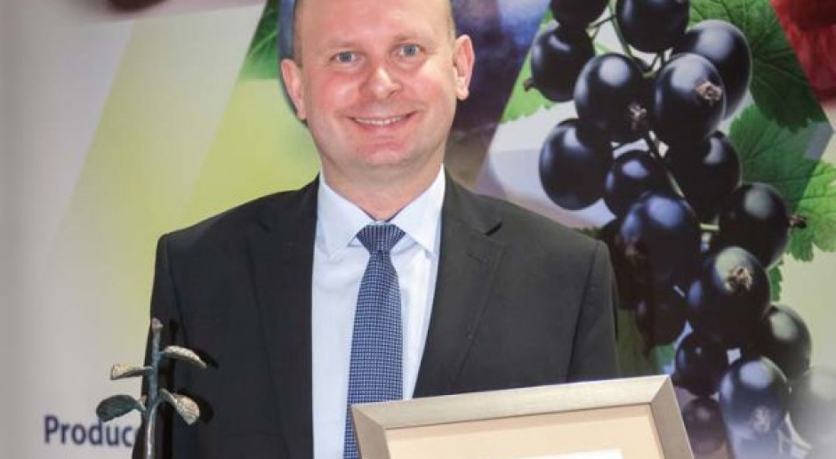 Dr inż. Adam Słowiński, dyrektor marketingu i rozwoju z nagrodą, fot. Arysta Preparat z nagrodą im. prof. Pieniążka