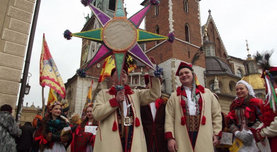 Tradycje odwiedzin kolędniczych w różnych regionach mają inne formy. Są grupy z gwiazdą, z szopką, pasterze przedstawiający pastorałkę, są też grupy przedstawiające tzw. herody czyli sceny biblijne z dworu króla Heroda. Fot. flickr Najlepsze grupy kolędnicze rywalizowały w konkursie Pastuszkowe Kolędowanie