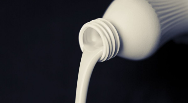 FrieslandCampina płaci producentom mleka za ograniczanie dostaw