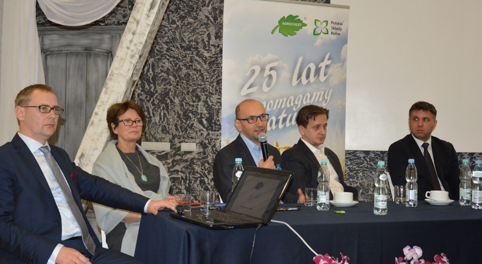 Od lewej: Błażej Serkowski (dyrektor zarządzający), dr Joanna Cybulska (dyrektor ds. rozwoju), Tomasz Rybarczyk (właściciel), Dariusz Kondaszewski (prezes zarządu), Hubert Jasiński (dyrektor Działu Nasion). Fot. Katarzyna Szulc Wiosenny przepis Agrochest na ochronę zbóż