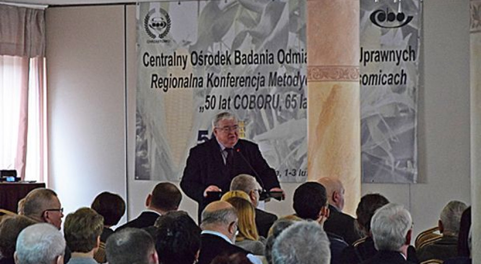 Prof. dr hab. Edward Gacek - dyrektor COBORU wręczył zasłużonym i długoletnim pracownikom stacji doświadczalnych oceny odmian okolicznościowe dyplomy oraz pamiątki, fot. COBORU COBORU świętuje w tym roku 50 lat istnienia