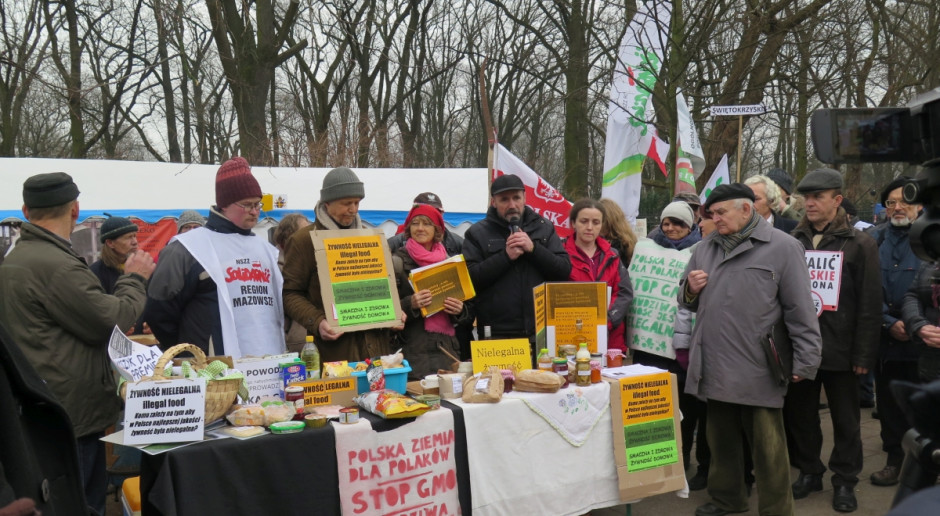 Podczas protestu rolników domagających się umożliwienia sprzedaży bezpośredniej, 25 lutego 2015 r. pod KPRM; fot. MP Sprzedaż bezpośrednia wciąż niepewna
