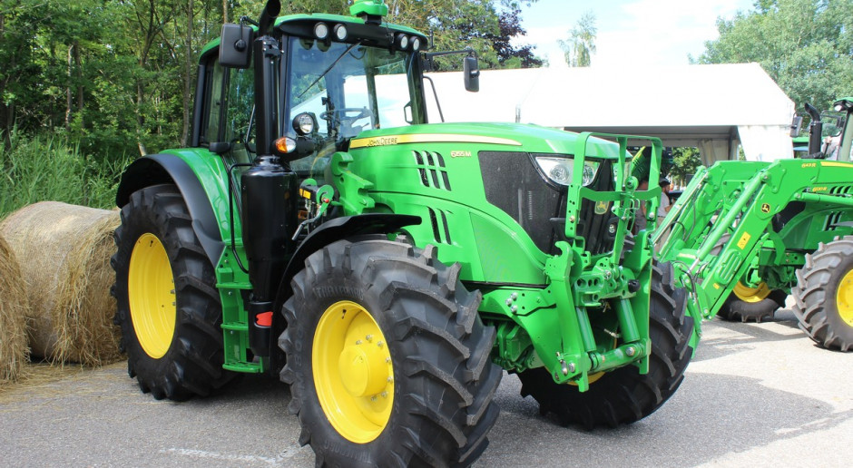 Nowy John Deere 6155M z ramą do ładowacza czołowego nowej generacji. Fot. K. Hołownia John Deere 6M – nowa generacja ciągników dostępna już od kwietnia