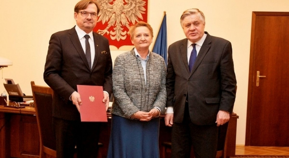 Na zdjęciu (od lewej) Włodzimierz Skorupski Główny Lekarz Weterynarii, Ewa Lech podsekretarz stanu w MRiRW i minister rolnictwa Krzysztof Jurgiel. fot. MRiRW Ministerstwo rolnictwa nie musiało konsultować się przy wyborze GLW i WLW