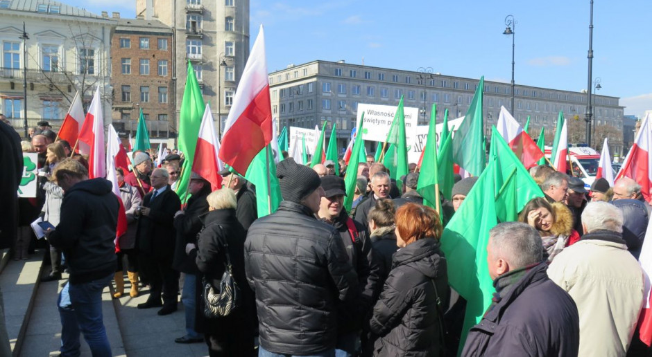 W proteście uczestniczyli też przedstawiciele PO, partii Razem oraz KOD z jej przewodniczącym Mateuszem Kijowskim. Fot. MP Manifestacja PSL "w obronie polskiej ziemi"