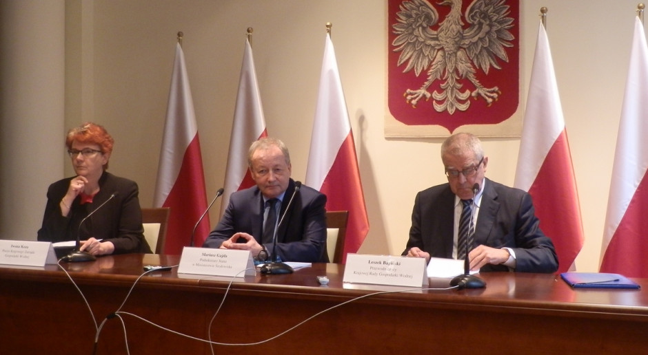 Podczas konferencji prasowej w Ministerstwie Środowiska poinformowano o założeniach nowego Prawa wodnego, od lewej Iwona Koza prezes Krajowego Zarządu Gospodarki Wodnej, Mariusz Gajda podsekretarz stanu w Ministerstwie Środowiska, Leszek Bagiński przewodniczący Rady Gospodarki Wodnej Nowe prawo wodne od 2017 r