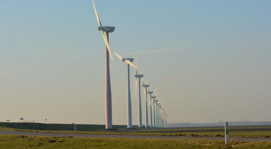 Projekt ustawy o inwestycjach w zakresie elektrowni wiatrowych autorstwa grupy posłów PiS budzi sprzeciw zarówno środowisk związanych z energetyką wiatrowa jak i części samorządów. Fot. pixabay Komisja pozostawia w projekcie zapis dot. odległości wiatraków od zabudowań