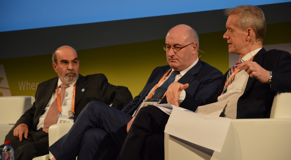 Od lewej: José Graziano da Silva - dyrektor generalny FAO, Phil Hogan - komisarz Komisji Rolnictwa i Rozwoju Wsi UE, Stephen Sackur - dziennikarz, moderator FFA. Fot. Katarzyna Szulc Czy czeka nas zmiana modelu rolnictwa?