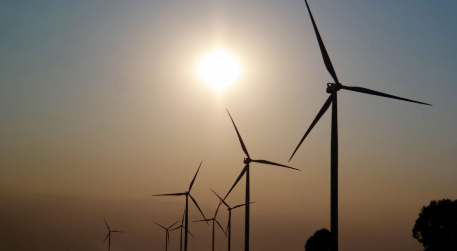 Według projektu farmy wiatrowe nie będą mogły powstawać w mniejszej odległości od budynków mieszkalnych, niż wynosi dziesięciokrotność ich wysokości wraz z wirnikiem i łopatami. Fot. pixabay MSZ: ustawa dot. energetyki wiatrowej może być niezgodna z prawem UE