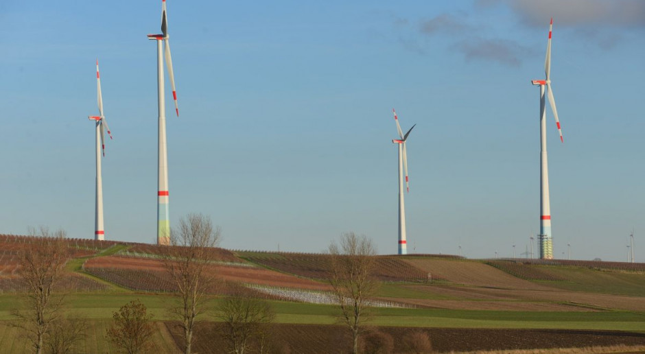 Ubiegły rok przyniósł wzrost mocy zainstalowanych w odnawialnych źródłach energii, przede wszystkim w elektrowniach wiatrowych. Fot. pixabay W 2015 wzrosła rola OZE w polskiej energetyce